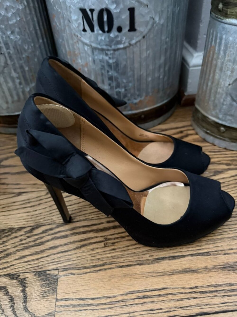 Badgley Mischka Calton Black Satin Fabric Side Bow Pumps Stiletto 8